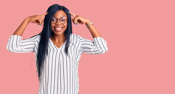 Gündelik Kıyafetler Gözlük Takan Genç Afrikalı Amerikalı Kadın Iki Eliyle — Stok fotoğraf