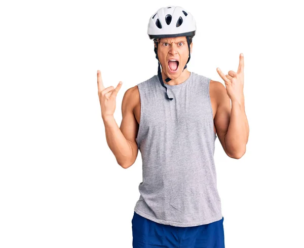 Joven Hombre Guapo Con Casco Bicicleta Gritando Con Expresión Loca —  Fotos de Stock