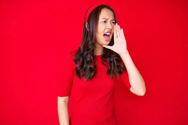 Menina Chinesa Bonita Nova Vestindo Roupas Casuais Gritando Gritando Alto — Fotografia de Stock