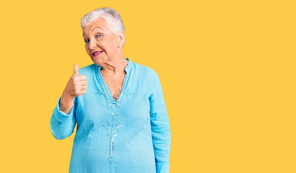 Senior Bella Donna Con Gli Occhi Azzurri Capelli Grigi Indossa — Foto Stock