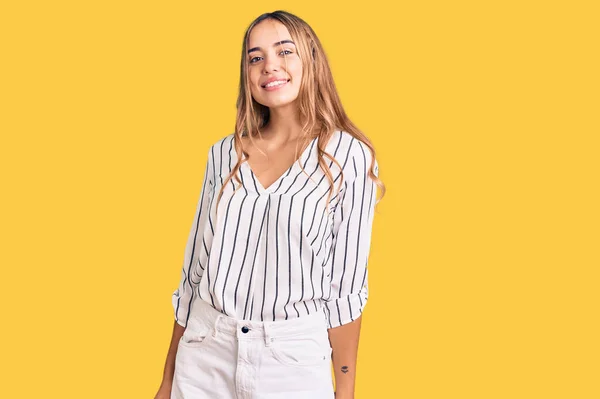 Jong Mooi Blond Vrouw Dragen Casual Kleding Kijken Positief Gelukkig — Stockfoto