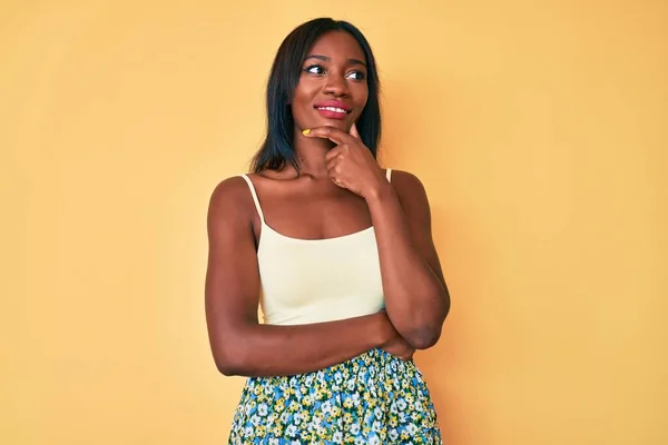 Jovem Afro Americana Vestindo Roupas Casuais Com Mão Queixo Pensando — Fotografia de Stock