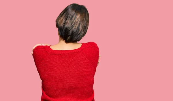 Joven Mujer Hispana Hermosa Con Pelo Corto Usando Suéter Casual —  Fotos de Stock