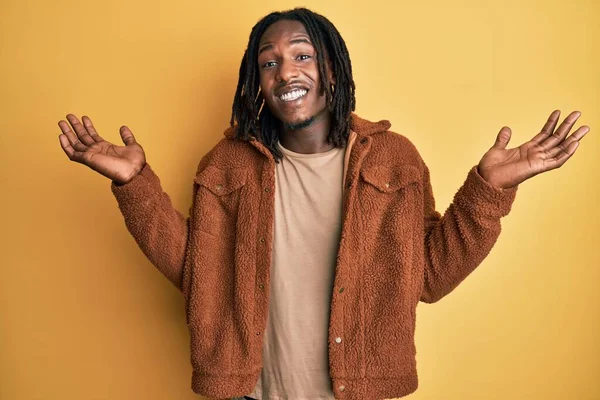 Hombre Afroamericano Con Trenzas Con Chaqueta Retro Marrón Celebrando Loco —  Fotos de Stock