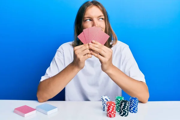 Knappe Blanke Man Met Lang Haar Spelen Gokken Poker Cover — Stockfoto