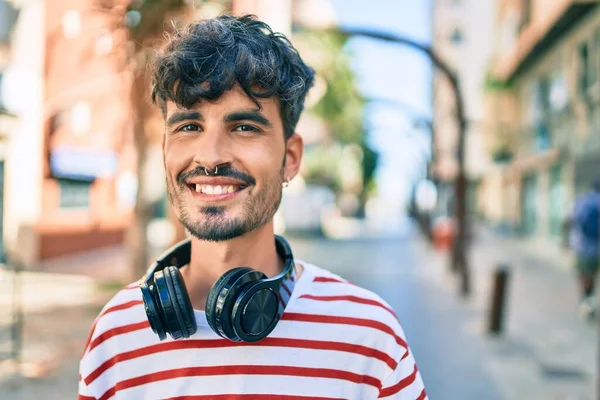 Νεαρός Ισπανός Που Φοράει Ακουστικά Περπατώντας Στο Δρόμο Της Πόλης — Φωτογραφία Αρχείου
