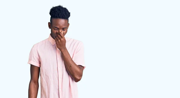 Hombre Afroamericano Joven Usando Ropa Casual Cansado Frotando Nariz Los — Foto de Stock