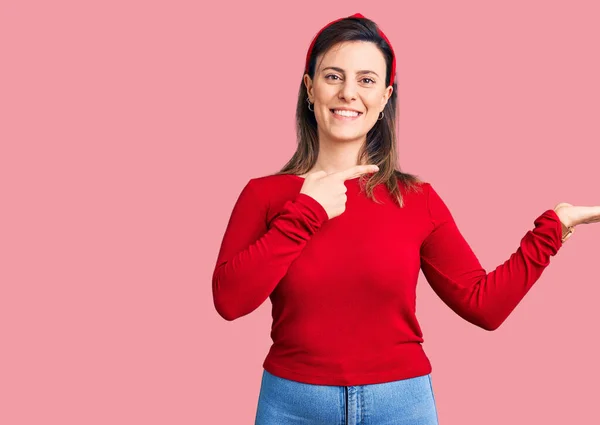 Jonge Mooie Vrouw Dragen Casual Kleding Verbaasd Glimlachen Naar Camera — Stockfoto