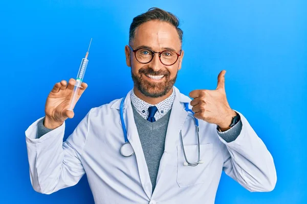 Guapo Hombre Mediana Edad Vistiendo Uniforme Médico Sosteniendo Jeringa Sonriendo — Foto de Stock