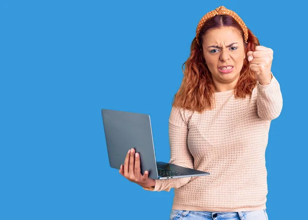 Giovane Donna Latina Che Tiene Computer Portatile Infastidito Frustrato Gridando — Foto Stock