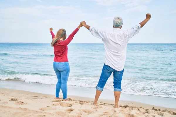 Medelålders Latinamerikanskt Par Andas Med Armarna Upphöjda Stranden — Stockfoto