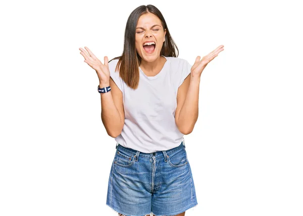 Mujer Caucásica Joven Con Camiseta Blanca Casual Celebrando Loco Loco — Foto de Stock