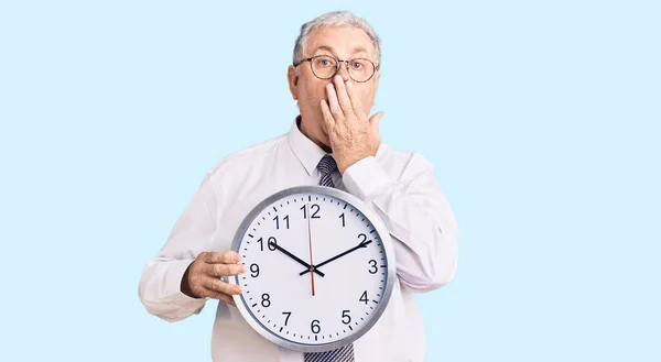 Senior Gråhårig Man Klädd Affärskläder Och Hålla Klockan Täcker Munnen — Stockfoto