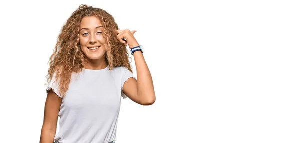 Mooi Kaukasisch Tiener Meisje Dragen Casual Wit Tshirt Glimlachen Wijzend — Stockfoto