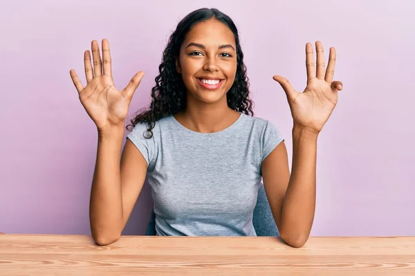 Ung Afrikansk Amerikansk Flicka Bär Casual Kläder Sitter Bordet Visar — Stockfoto