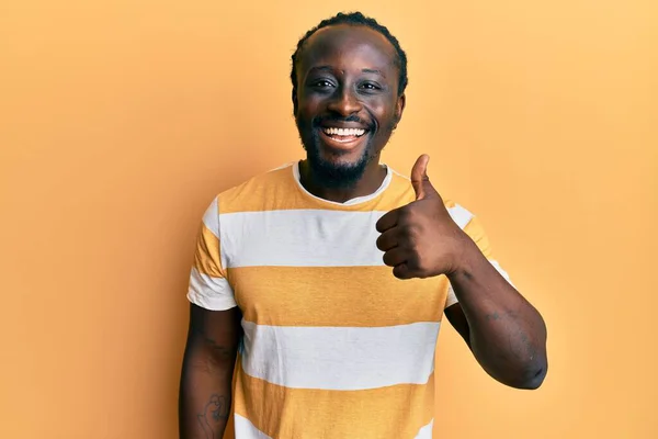 Guapo Joven Negro Con Camiseta Amarilla Casual Sonriendo Feliz Positivo —  Fotos de Stock