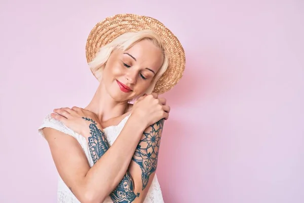 Młoda Blondynka Tatuażem Letniej Czapce Przytulająca Się Szczęśliwa Pozytywna Uśmiechnięta — Zdjęcie stockowe