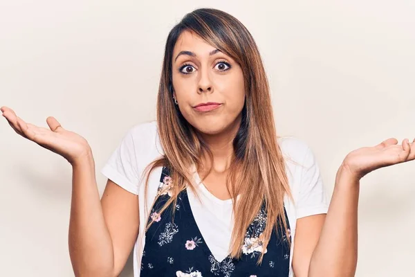 Jeune Belle Femme Portant Une Robe Florale Décontractée Désemparée Confuse — Photo