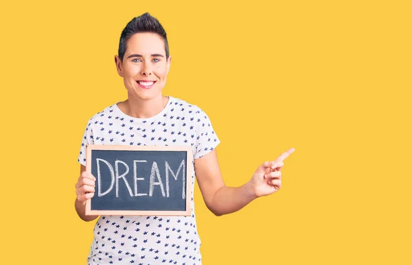 Jovem Com Cabelo Curto Segurando Quadro Negro Com Palavra Sonho — Fotografia de Stock