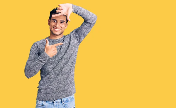 Hombre Joven Guapo Hispano Usando Suéter Casual Sonriendo Haciendo Marco — Foto de Stock