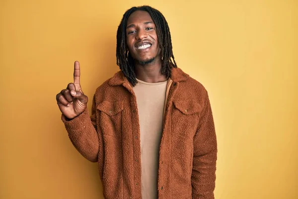 Hombre Afroamericano Con Trenzas Con Chaqueta Retro Marrón Mostrando Apuntando —  Fotos de Stock