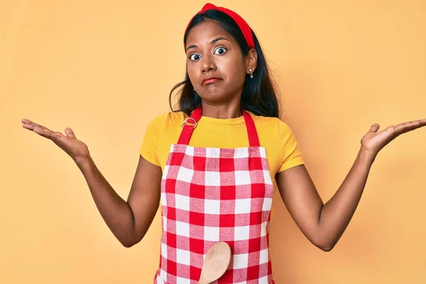 Ung Indian Flicka Bär Bagare Förkläde Utan Aning Och Förväxlas — Stockfoto