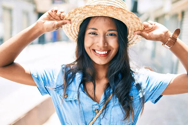 Wanita India Yang Cantik Mengenakan Topi Musim Panas Tersenyum Sambil — Stok Foto