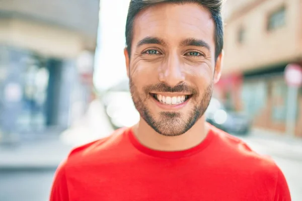 Junger Gutaussehender Hispanischer Mann Der Glücklich Lächelt Mit Einem Lächeln — Stockfoto