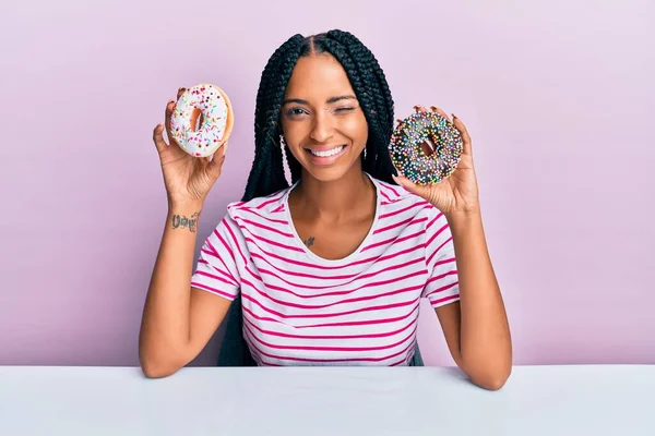 Mooie Spaanse Vrouw Met Lekkere Kleurrijke Donuts Knipogen Naar Camera — Stockfoto