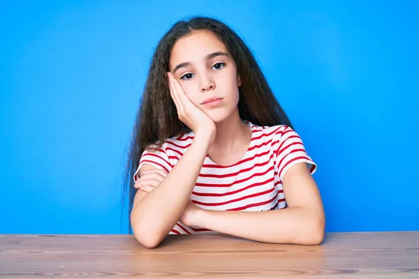 Schattig Hispanic Kind Meisje Dragen Casual Kleding Zitten Tafel Denken — Stockfoto