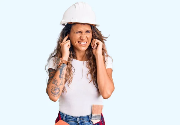 Junge Hispanische Frau Mit Tätowierung Die Harthut Trägt Und Bauarbeiter — Stockfoto