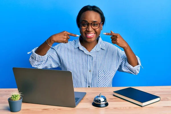 Jovem Africana Trabalhando Recepção Hotel Usando Laptop Sorrindo Alegre Mostrando — Fotografia de Stock