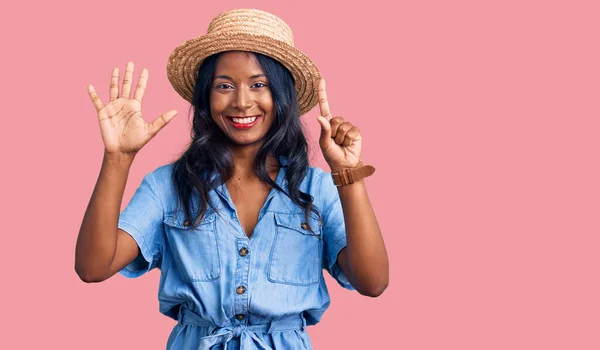 Ung Indian Flicka Bär Sommar Hatt Visar Och Pekar Upp — Stockfoto