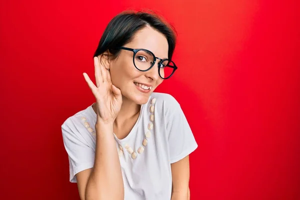 Giovane Donna Bruna Con Capelli Corti Che Indossa Abiti Casual — Foto Stock