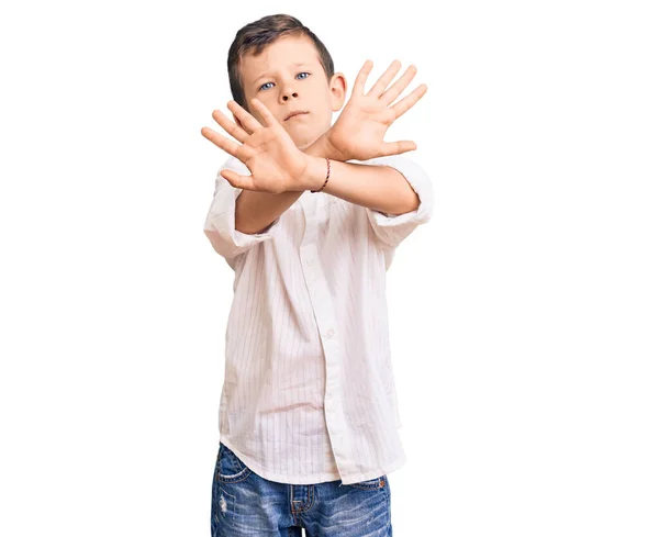 Lindo Niño Rubio Con Elegante Expresión Rechazo Camisa Cruzando Brazos — Foto de Stock