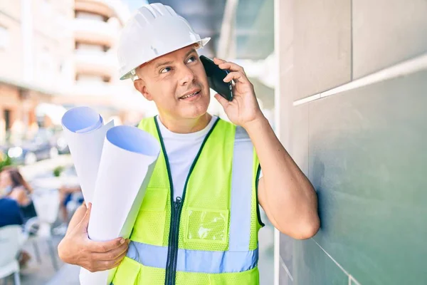 Medelålders Arkitekt Man Talar Smartphone Och Håller Ritningar Staden — Stockfoto