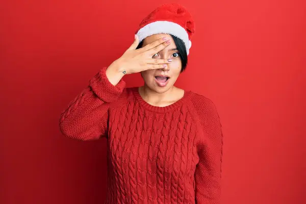 Mulher Bonita Com Cabelo Curto Usando Chapéu Natal Espreitando Choque — Fotografia de Stock