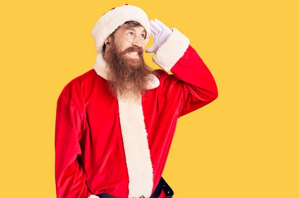 Knappe Jonge Roodharige Man Met Lange Baard Draagt Kerstman Kostuum — Stockfoto