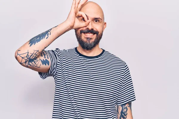 Joven Hombre Guapo Vistiendo Ropa Casual Sonriendo Feliz Haciendo Signo — Foto de Stock