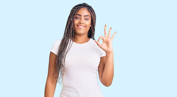 Jovem Afro Americana Com Tranças Vestindo Roupas Casuais Sorrindo Positivo — Fotografia de Stock