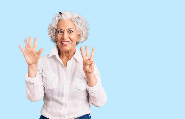 Senior Grijs Harige Vrouw Draagt Casual Kleding Tonen Wijzen Met — Stockfoto