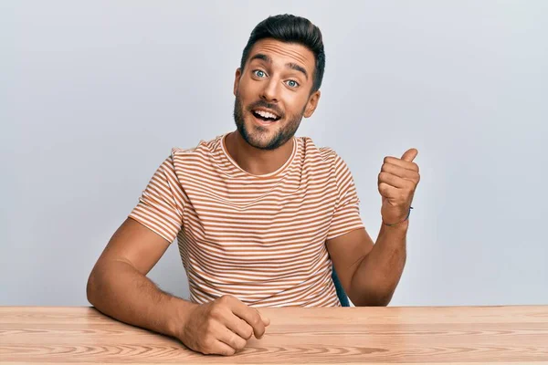 Hombre Hispano Guapo Usando Ropa Casual Sentado Mesa Sonriendo Con — Foto de Stock