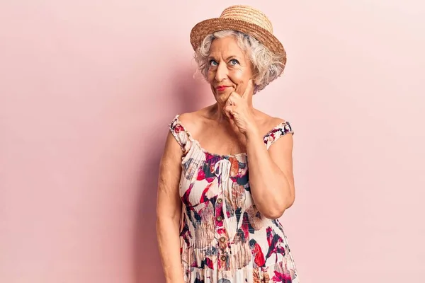 Senior Mulher Cabelos Grisalhos Usando Chapéu Verão Pensando Concentrou Dúvida — Fotografia de Stock