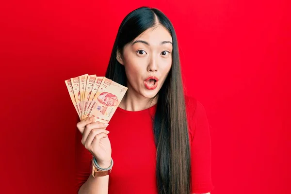 Mladá Číňanka Drží Mexické Pesos Vystrašené Ohromený Otevřenou Pusou Pro — Stock fotografie