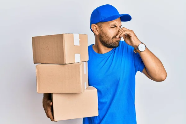 Bell Uomo Con Barba Che Indossa Uniforme Corriere Con Mano — Foto Stock