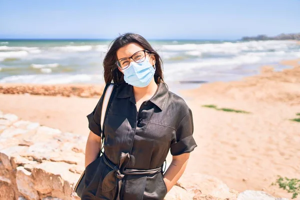 Jovem Bela Mulher Morena Usando Máscara Médica Óculos Andando Praia — Fotografia de Stock