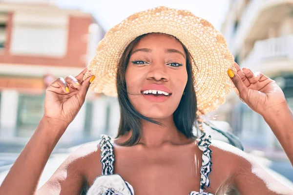 Junge Afrikanisch Amerikanische Frau Urlaub Lächelt Glücklich Fuß Auf Der — Stockfoto