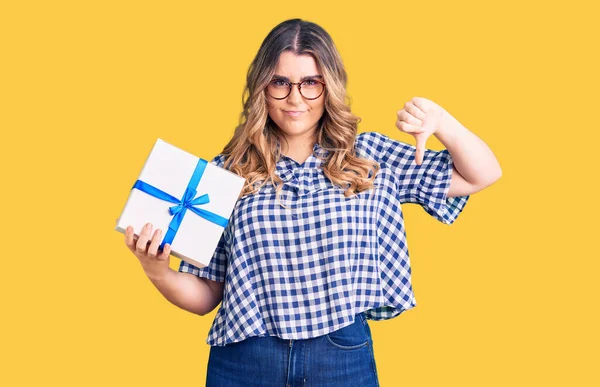 Jonge Blanke Vrouw Houdt Geschenk Met Boos Gezicht Negatief Teken — Stockfoto