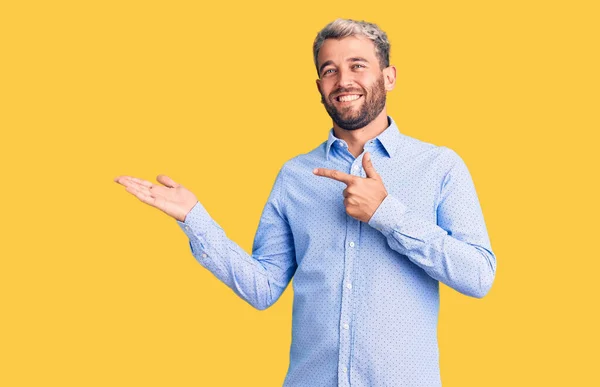 Joven Hombre Rubio Guapo Con Camisa Elegante Asombrado Sonriendo Cámara —  Fotos de Stock