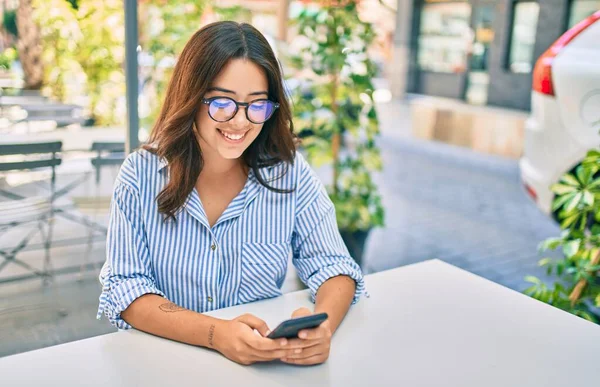 Jovem Mulher Negócios Hispânica Sorrindo Feliz Usando Smartphone Terraço Cafetaria — Fotografia de Stock